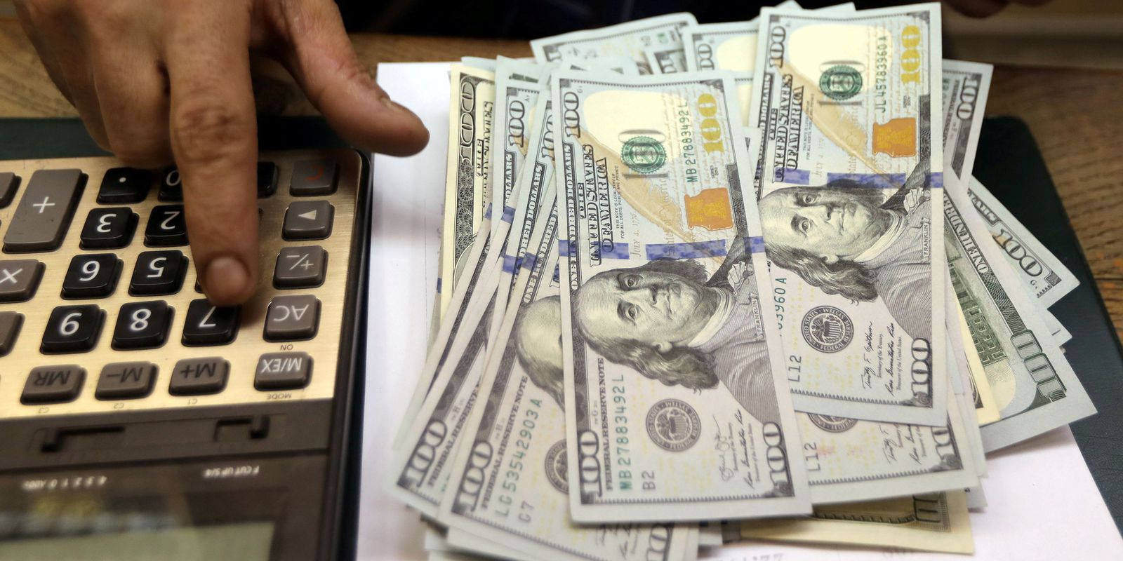 Dollar hits five-month low despite tensions in Ukraine