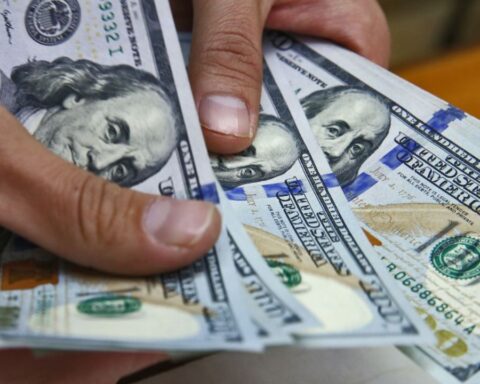 Dollar today: how much is the currency trading for this Tuesday, February 1