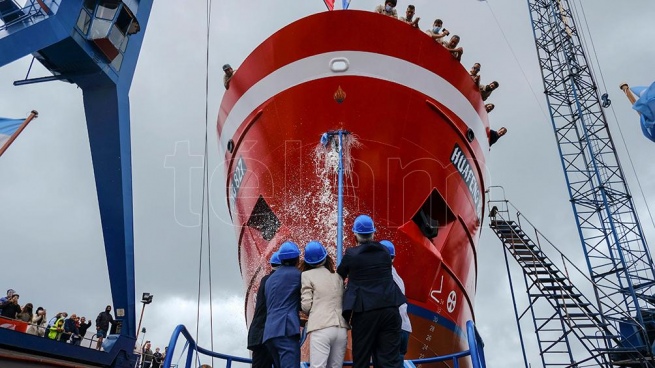 Domínguez and Kulfas participated in the 139th launching of the Contessi Shipyard