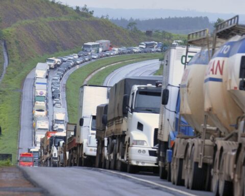 Driver finds slowness on highways on the south coast of São Paulo