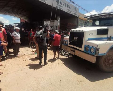 Dump truck runs over motorcycle taxi and causes the death of a minor