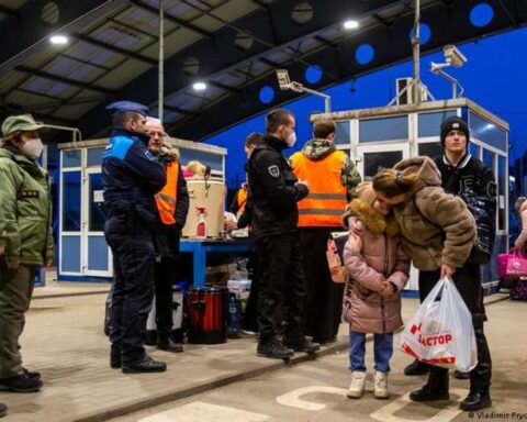 EU organizes response to possible wave of displaced people from Ukraine