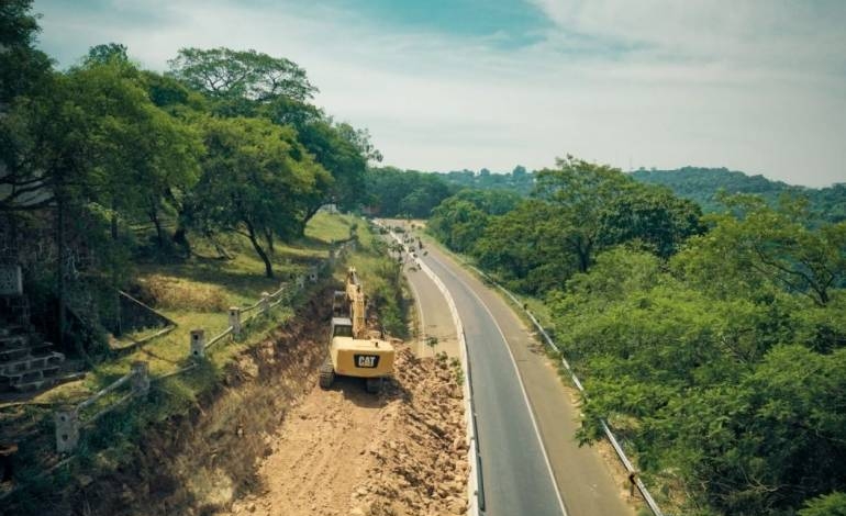 Expansion works continue for the third lane on the Caacupé hill