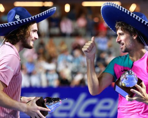 ACAPULCO, MEXICO - FEBRUARY 26: Feliciano Lopez of Spain and Stefanos Tsitsipas of Greece celebrate with the champions trophy after winning the doubles final match against Marcelo Arevalo of El Salvador and Jean Julien Rojer of Netherlands as part of the Telcel ATP Mexican Open 2022 at Arena GNP Seguros on February 26, 2022 in Acapulco, Mexico. (Photo by Hector Vivas/Getty Images)