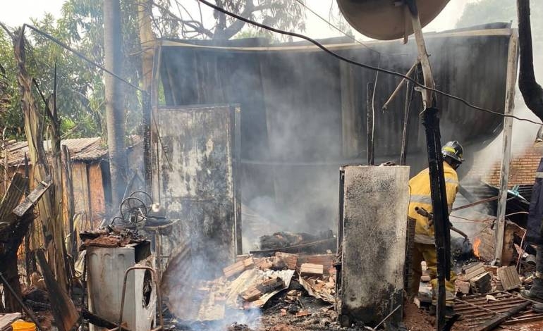 Fire consumes precarious housing in Ñemby: they believe that the sinister was provoked