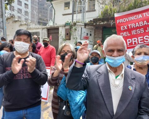 Los extrabajadores reclaman que desde 2015 se redujo la jubilación patronal en un 75%.