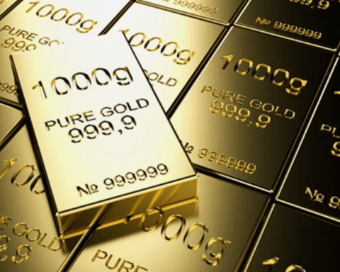 Gold Hits Two-Week High on Dollar Weakness, US Inflation Fears