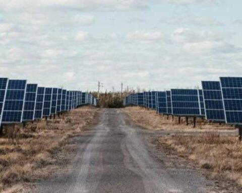 Government inspects development of Helios I solar farm