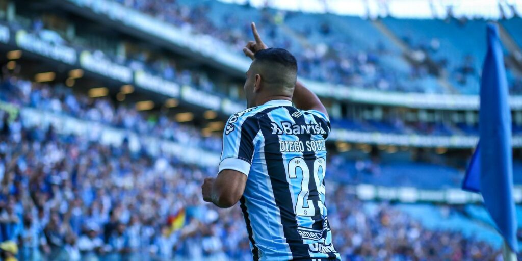 Grêmio thrashes São Luiz 4-0 in coach Roger Machado's debut