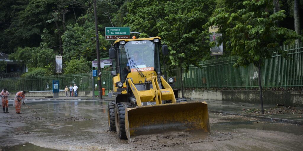 Heavy rains cause flooding in Rio de Janeiro