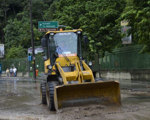 Heavy rains cause flooding in Rio de Janeiro