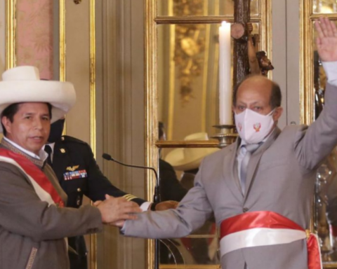 Héctor Valer was sworn in as president of the Council of Ministers, replacing Mirtha Vásquez