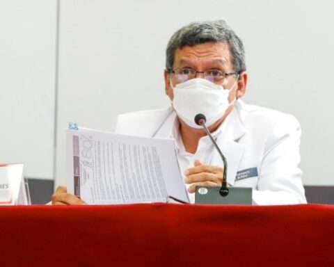 Hernando Cevallos after leaving the Minsa: "There is a sector of Peru Libre that is against vaccines"