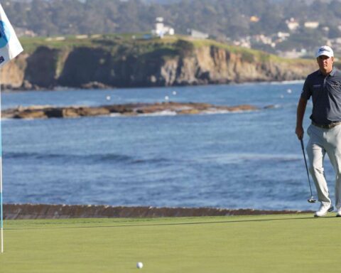 El golfista estadounidense Tom Hoge mira la bolda durante el hoyo 18 de la última jornada del AT&T Pebble Beach Pro-Am en el Pebble Beach Golf Links de Pebble Beach, California.