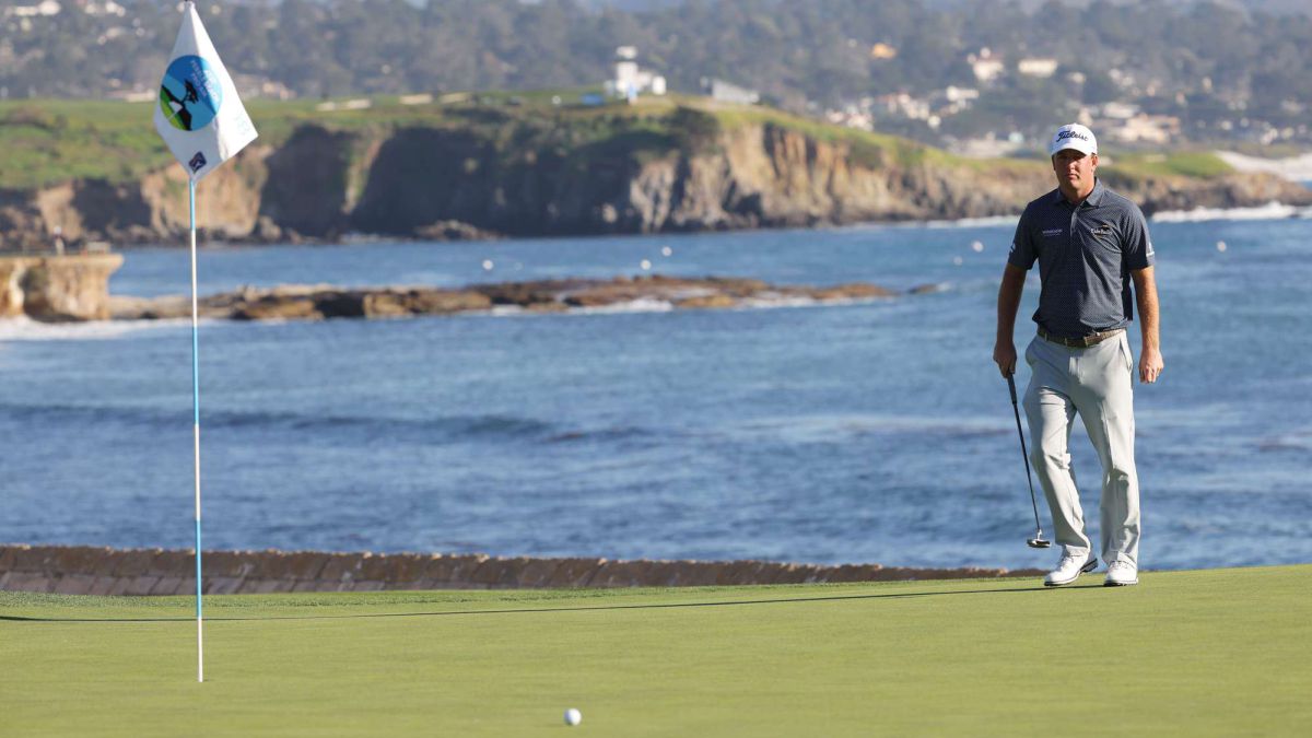 El golfista estadounidense Tom Hoge mira la bolda durante el hoyo 18 de la última jornada del AT&T Pebble Beach Pro-Am en el Pebble Beach Golf Links de Pebble Beach, California.