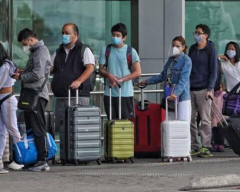 How many travelers moved through Colombian airports in 2021