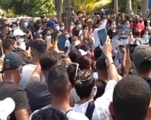 Hundreds of Cubans protest in front of the Costa Rican consulate in Havana