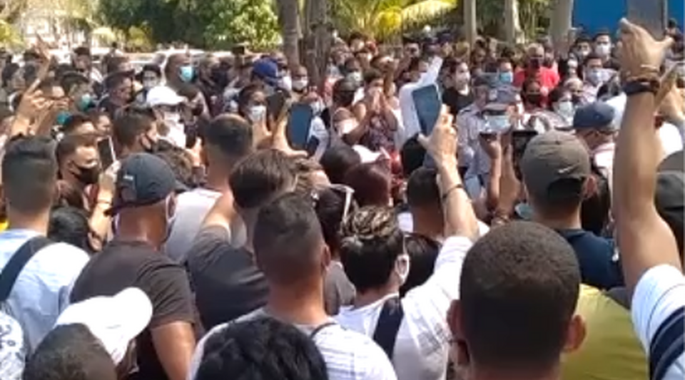 Hundreds of Cubans protest in front of the Costa Rican consulate in Havana