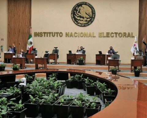 INE orders the mayors of Morena to withdraw a statement of support for AMLO