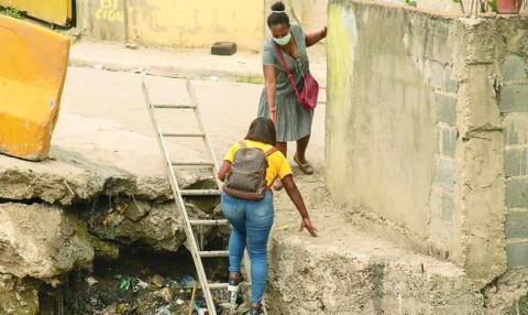 In Pantoja, people cross over the garbage in a ravine for lack of a bridge