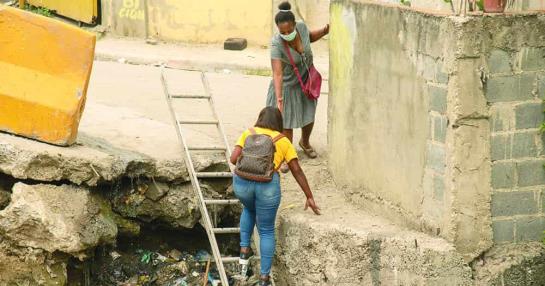 In Pantoja, people cross over the garbage in a ravine for lack of a bridge