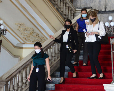 In the Palace they still do not give up masks