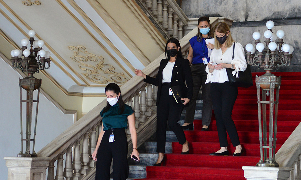 In the Palace they still do not give up masks