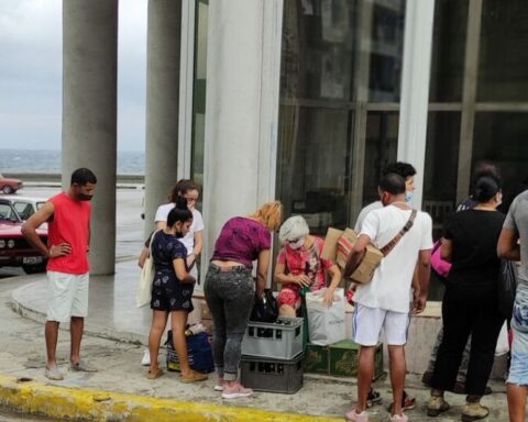 In the absence of tourists, the Deauville hotel in Havana sells combos for 5,000 pesos