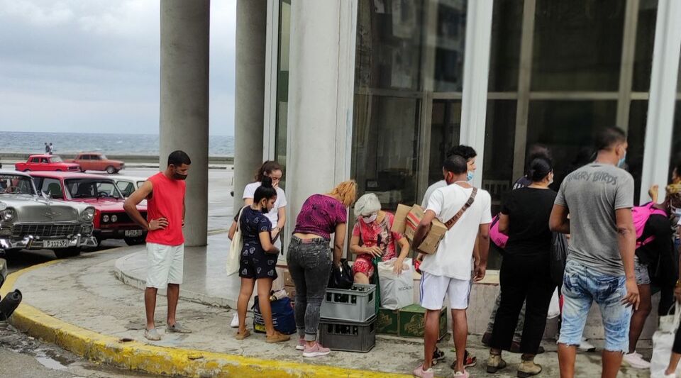 In the absence of tourists, the Deauville hotel in Havana sells combos for 5,000 pesos