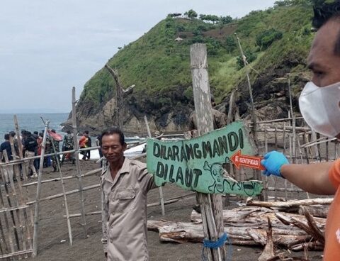 Indonesia: They were meditating on the shore when they were swept away by the tide and died