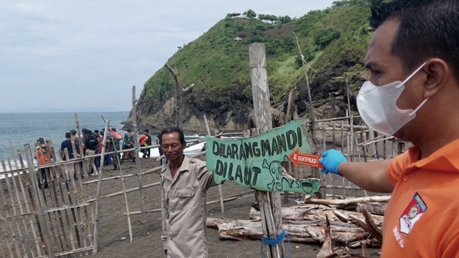 Indonesia: They were meditating on the shore when they were swept away by the tide and died