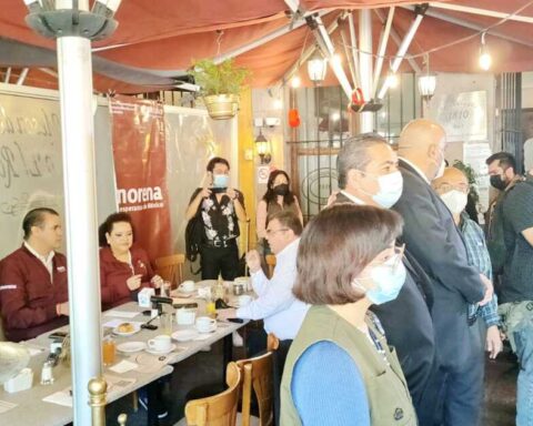 Journalists in Querétaro protest and turn their backs on Morena