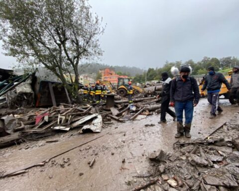 Los afectados por el aluvión rescatan sus pertenencias y algunos buscan a familiares.