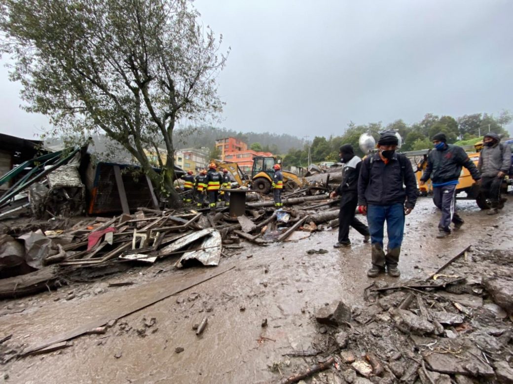 Los afectados por el aluvión rescatan sus pertenencias y algunos buscan a familiares.