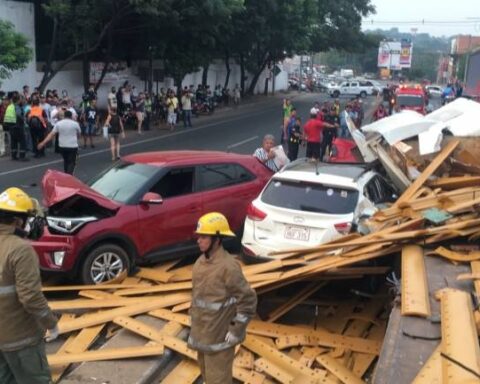 Large truck takes six vehicles ahead of South Access