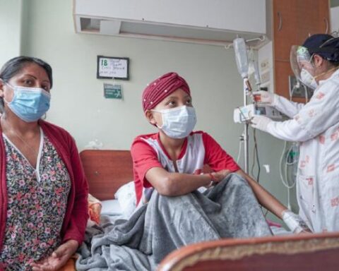 Cindhy de 11 años durante sus terapias contra la leucemia. (Foto: Ministerio de Salud)