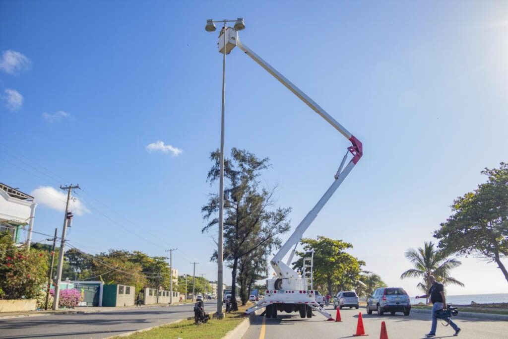 Inician iluminación de la autopista 30 de Mayo