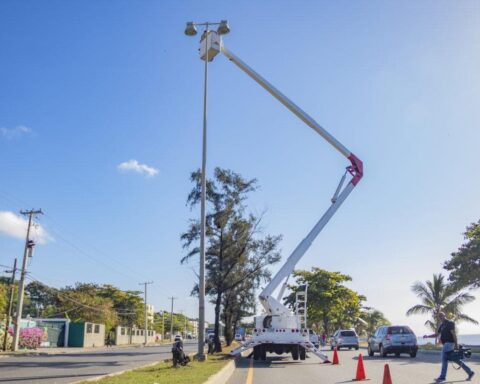 Inician iluminación de la autopista 30 de Mayo