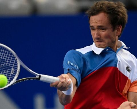 Russia's Daniil Medvedev returns the ball to France's Benoit Paire during their Mexico ATP Open 500 tennis match at the Arena GNP in Acapulco, Mexico, on February 22, 2022. (Photo by PEDRO PARDO / AFP)