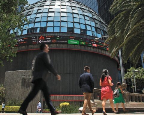 Mexican stock market picks up and closes week with moderate advance