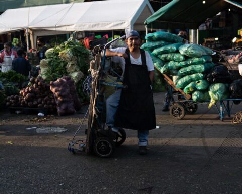 Mexicans earn less, work more and lack access to health