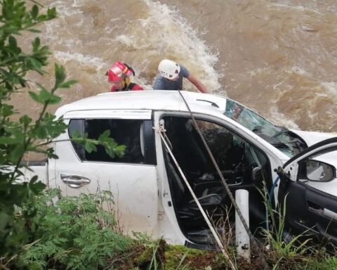 Minor steals truck and sinks it in the Ichu River, in Huancavelica