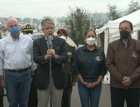 VISITA. El presidente Guillermo Lasso acudió hasta el sector del aluvión en Quito para acordar acciones con el Municipio.