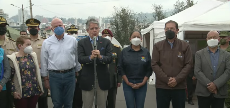 VISITA. El presidente Guillermo Lasso acudió hasta el sector del aluvión en Quito para acordar acciones con el Municipio.