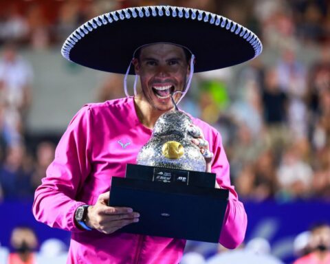 ACAPULCO, MEXICO - FEBRUARY 26: Rafael Nadal of Spain celebrates with the champion trophy after winning the final match between Rafael Nadal of Spain and Cameron Norrie of Great Britain as part of the Telcel ATP Mexican Open 2022 at Arena GNP Seguros on February 26, 2022 in Acapulco, Mexico. (Photo by Hector Vivas/Getty Images)