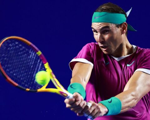 ACAPULCO, MEXICO - FEBRUARY 22: Rafael Nadal of Spain plays a backhand during a match between Rafael Nadal of Spain and Denis Kudla of the United States  as part of day 2 of the Telcel ATP Mexican Open 2022 at Arena GNP Seguros on February 22, 2022 in Acapulco, Mexico. (Photo by Hector Vivas/Getty Images)