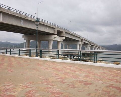 Infraestructura. Las obras hechas tras el terremoto, como en el puente que une a Bahía con San Vicente, en Manabí, tienen irregularidades.