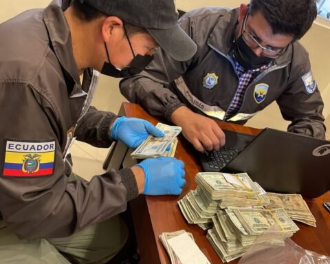 Dinero hallado por agentes de la Policía y Fiscalía en una casa de Guayaquil. Foto: Fiscalía.