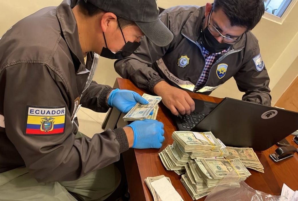 Dinero hallado por agentes de la Policía y Fiscalía en una casa de Guayaquil. Foto: Fiscalía.
