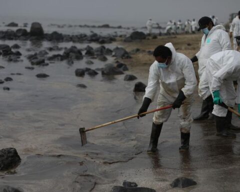 Oil spill: Repsol assures that it will help those affected until beaches are suitable for their activities